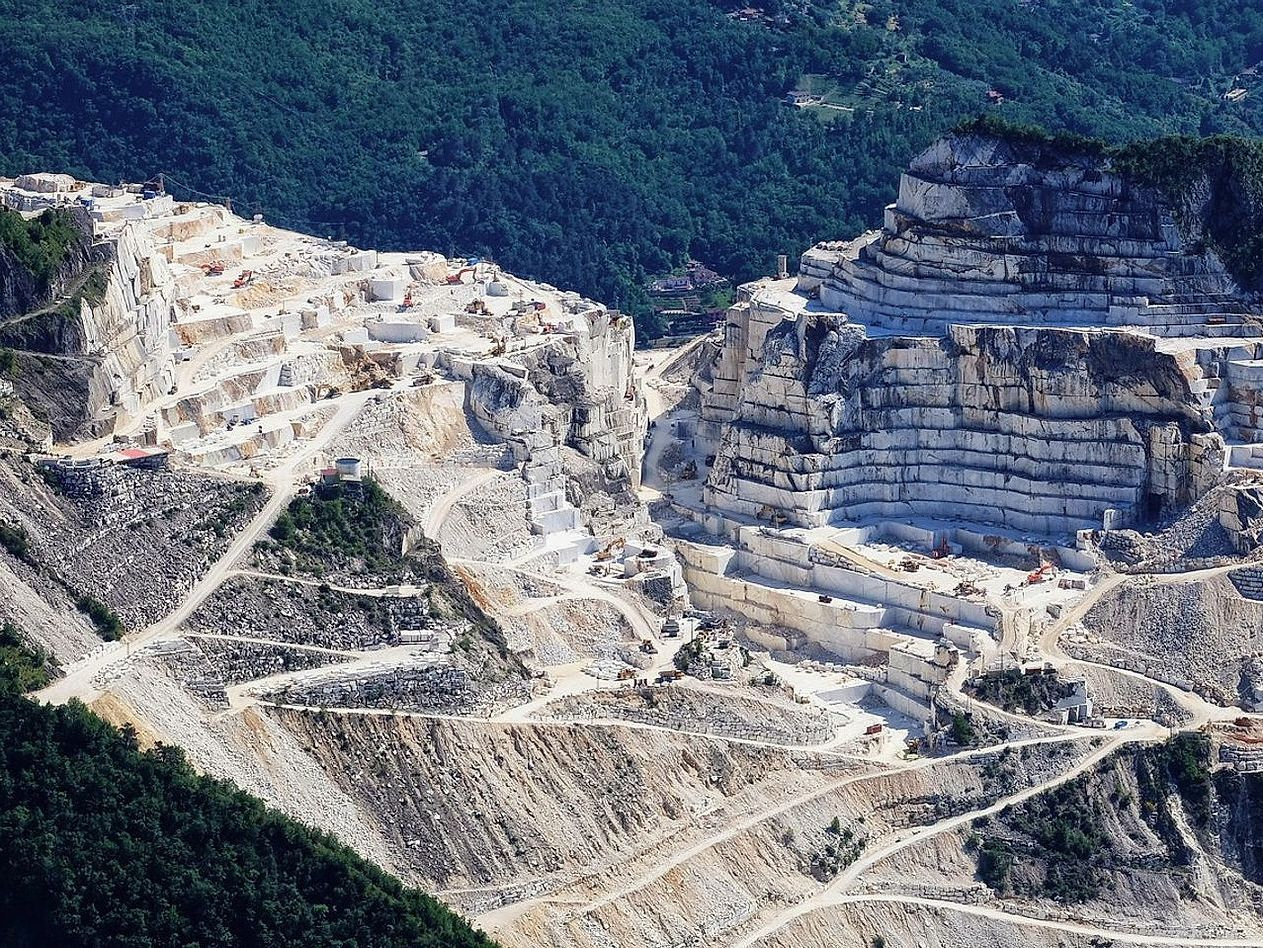 Dört mevsimde aynı heykel formunun görünüşü